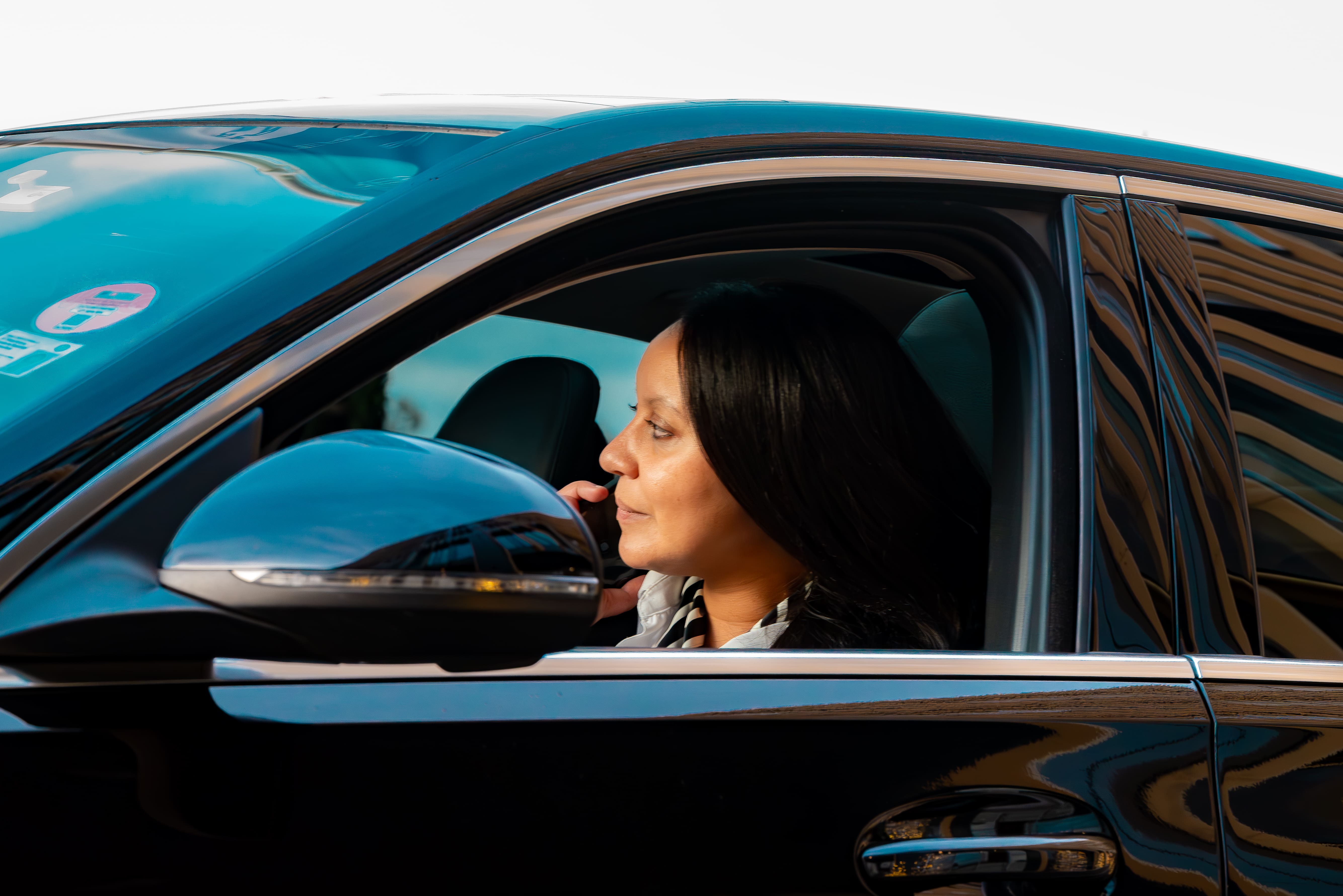 Houda AZZOUNI au volant de sa Mercedes Classe C